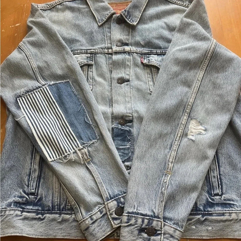 Levi’s Distressed Trucker Jacket 72334-0674 Size L Patchwork Denim Faded Wash - Picture 8 of 11